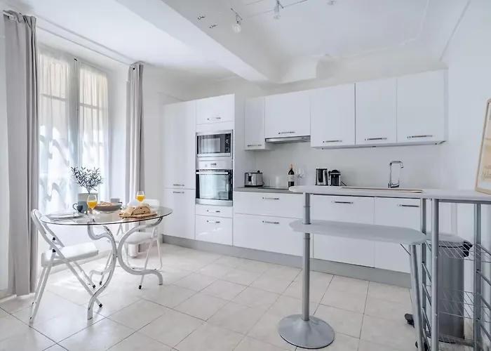 Le Bernardin - T2 Dans Le Vieil Appartement Antibes